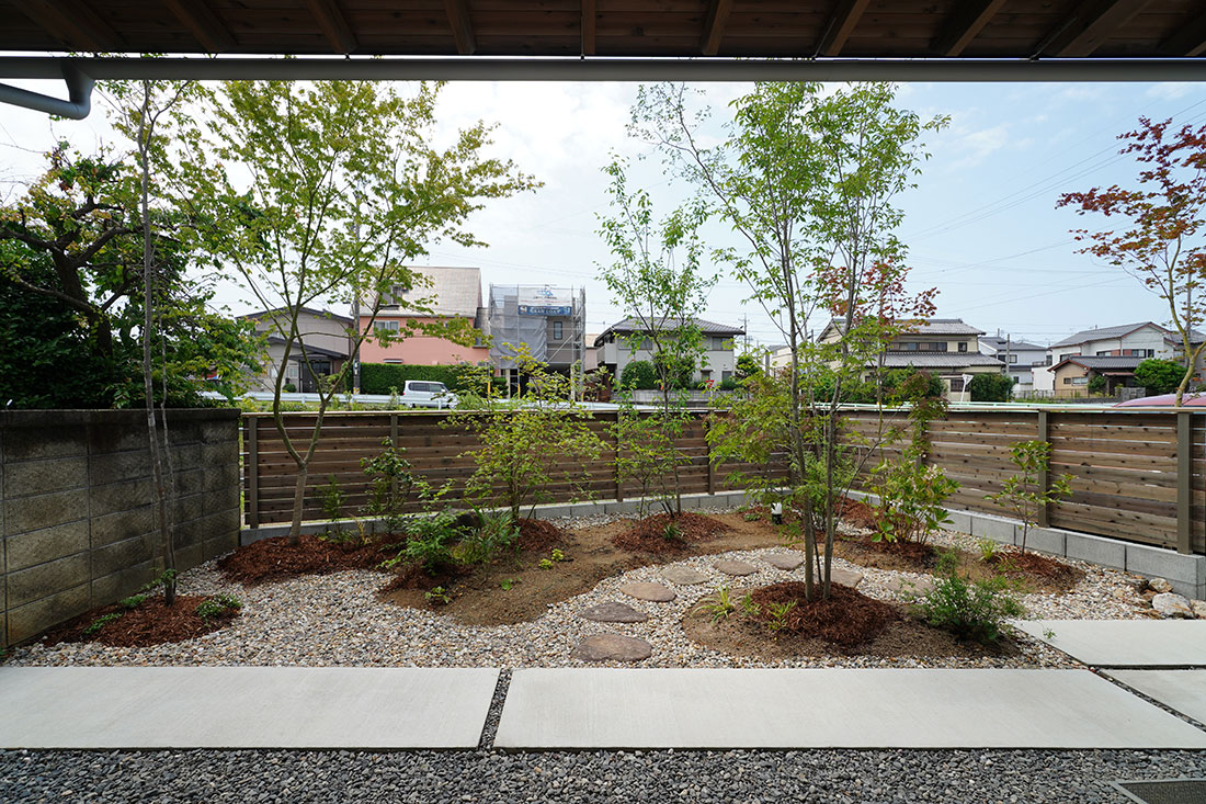 中岩田の家　南側の庭